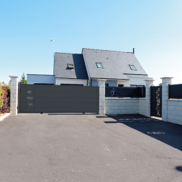 Portail coulissant électrique aluminium anthracite BOUQ (en situation)