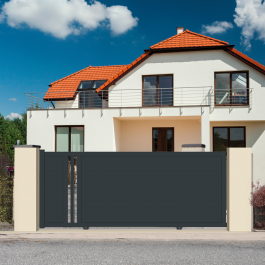 Portail coulissant électrique aluminium anthracite CHEL (en situation)
