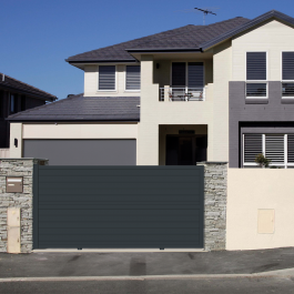 Portail coulissant électrique aluminium anthracite MASS in situ