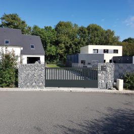 Portail coulissant aluminium sur-mesure MANH (en situation)