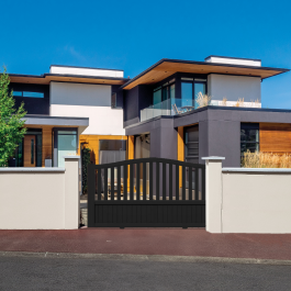 Portail coulissant aluminium sur-mesure BROO (en situation)