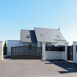 Portail coulissant aluminium sur-mesure MONT (en situation)