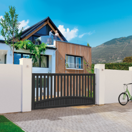 Portail coulissant aluminium sur-mesure HARL (en situation)