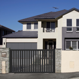 Portail coulissant aluminium sur-mesure JORD (en situation)