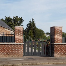 Portail coulissant aluminium sur-mesure OLAN (en situation)