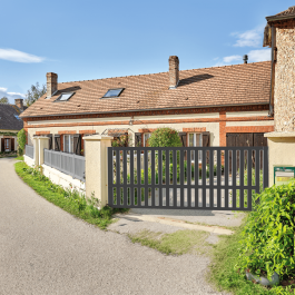 Portail coulissant aluminium sur-mesure ALFA (en situation)