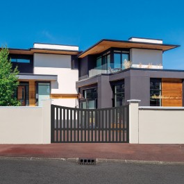 Portail coulissant aluminium sur-mesure GOM (en situation)