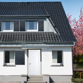 Porte d’entrée en PVC blanche design 102-3 en ambiance