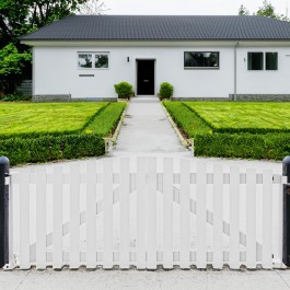 Portail battant PVC standard blanc SOULAC chapeau de gendarme 300x115 cm (en situation)