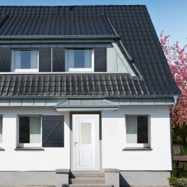 Porte d’entrée en PVC vitrée blanche Provencia 51 en ambiance