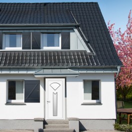 Porte d’entrée en PVC vitrée blanche design 686-3 en ambiance