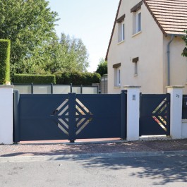 Portail battant aluminium anthracite HUER (en ambiance)