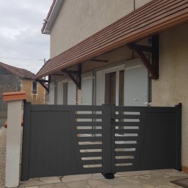 Portail battant aluminium anthracite BRON (en ambiance)