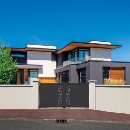 Portail battant aluminium anthracite TEMP (en ambiance)