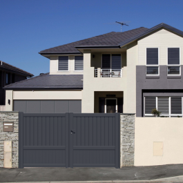 Portail battant aluminium anthracite GRAC (en situation)