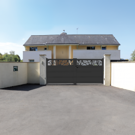 Portail battant aluminium anthracite AQUA (en situation)