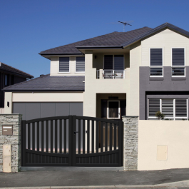 Portail battant aluminium anthracite CITIZ en situation