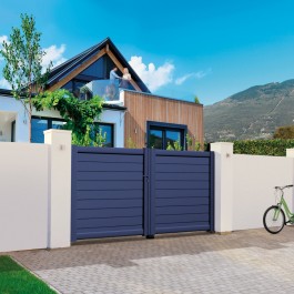 Portail battant aluminium anthracite QUIN (en situation)