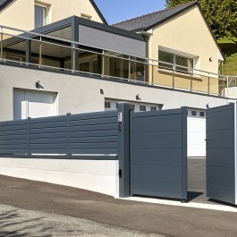 Portail battant aluminium anthracite NASH (en situation)