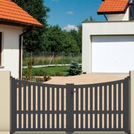 Portail battant aluminium sur-mesure anthracite GOM (en ambiance)