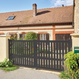 Portail battant aluminium sur-mesure anthracite ALFA (en ambiance)