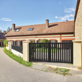 Portail battant aluminium sur-mesure JORD (en situation)
