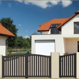 Portail battant aluminium sur-mesure OLAN (en ambiance)