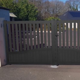 Portail battant aluminium sur-mesure HARL (en ambiance)