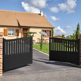 Portail battant aluminium sur-mesure BROO (en ambiance)