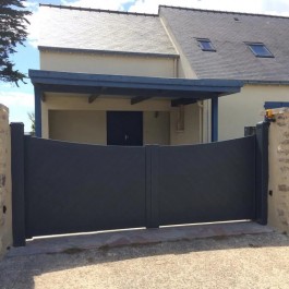 Portail battant aluminium sur-mesure CENT (en ambiance)