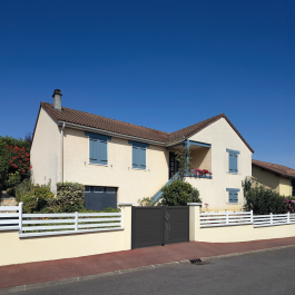 Portail battant aluminium sur-mesure FUSA (en situation)