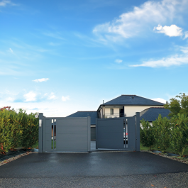 Portail battant aluminium sur-mesure CHEL (en situation)