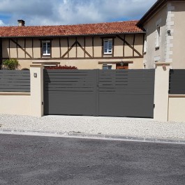 Portail battant aluminium sur-mesure HAVA (en situation)