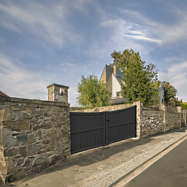 Portail battant aluminium anthracite PERRA in situ