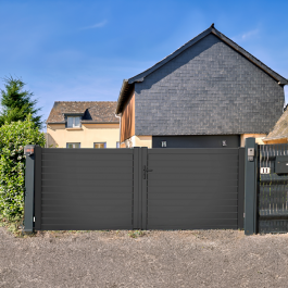 Portail battant aluminium sur-mesure CAST (en situation)