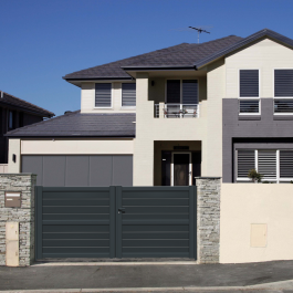 Portail battant aluminium sur-mesure MASS (en situation)