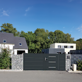 Portail battant aluminium sur-mesure GRAV (en situation)
