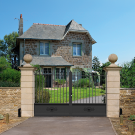 Portail battant aluminium anthracite BEAU (en ambiance)