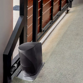 Motorisation à crémaillères pour portail coulissant SimplyOpen 3 Connect et WifiGate in situ - SENTINEL